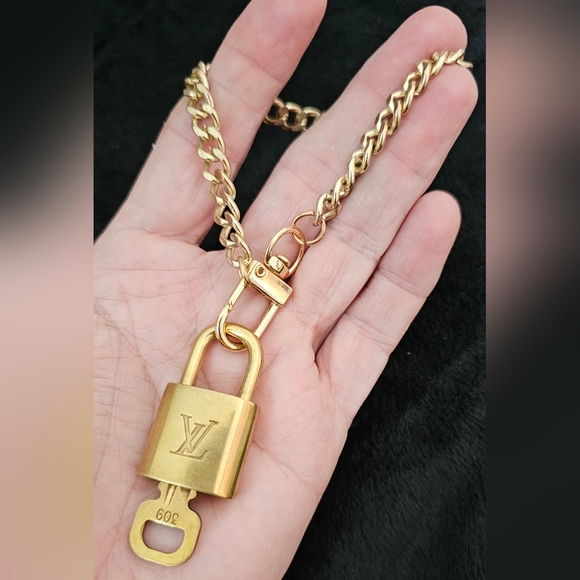 Authentic Louis Vuitton ๐ Lock & Key #309 with unbranded chain - Picture 5 of 5